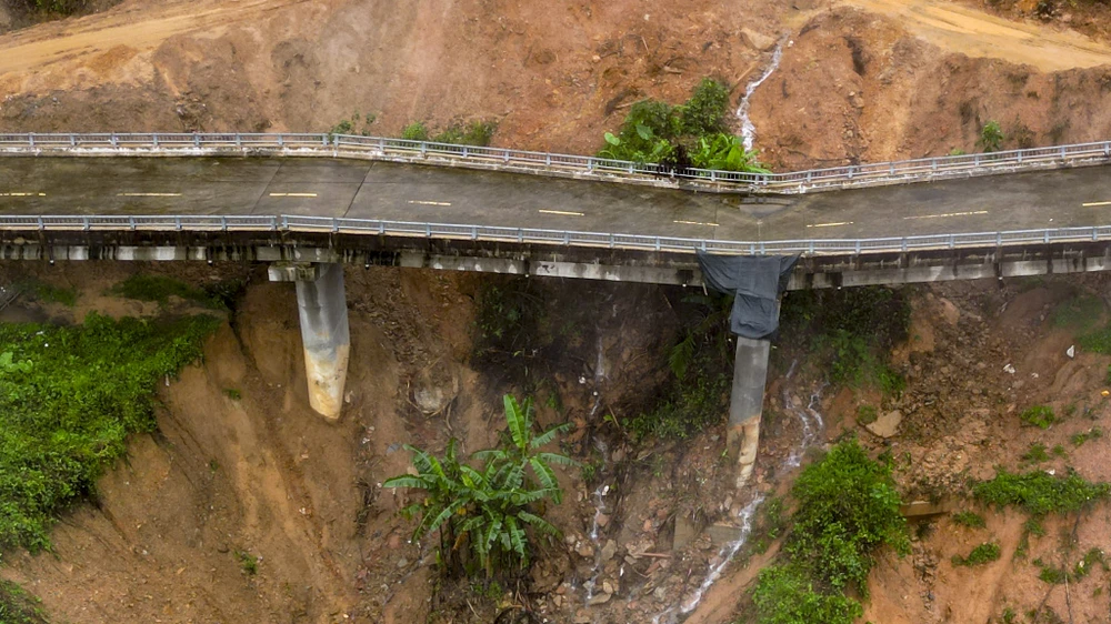 duong-ho-chi-minh-bi-xe-toac-cau-bi-xo-nghieng-sau-tran-mua-lich-su (4).jpg