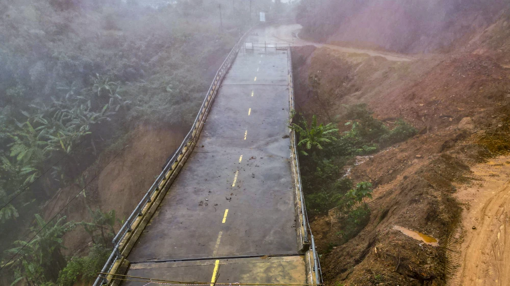 duong-ho-chi-minh-bi-xe-toac-cau-bi-xo-nghieng-sau-tran-mua-lich-su (5).jpg