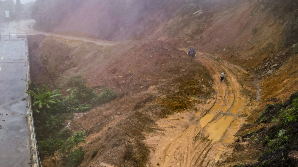 duong-ho-chi-minh-bi-xe-toac-cau-bi-xo-nghieng-sau-tran-mua-lich-su (6).jpg