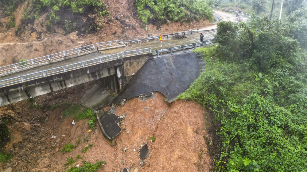 duong-ho-chi-minh-bi-xe-toac-cau-bi-xo-nghieng-sau-tran-mua-lich-su (7).jpg