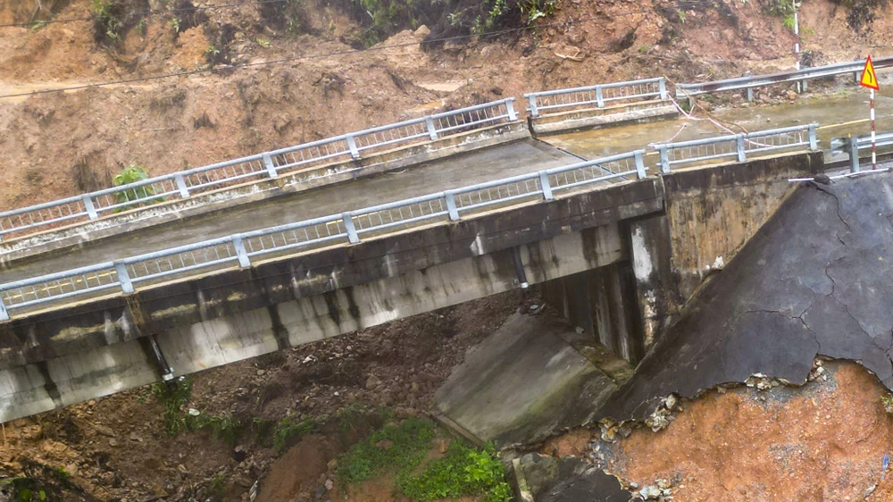 duong-ho-chi-minh-bi-xe-toac-cau-bi-xo-nghieng-sau-tran-mua-lich-su (8).jpg