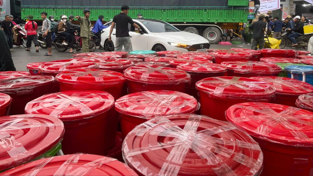 bi-mat-trong-nhung-chiec-thung-nhua-la-tu-ron-lu-hue-gui-vao-dak-lak- (4).jpg