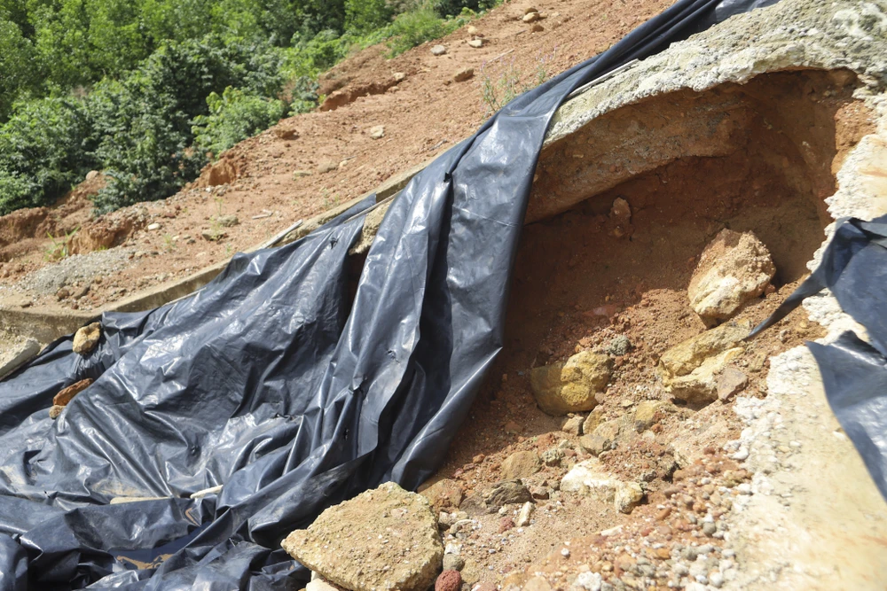 nghia-trang-40-ti-tua-son-huong-thuy-bi-sat-lo (13).jpg