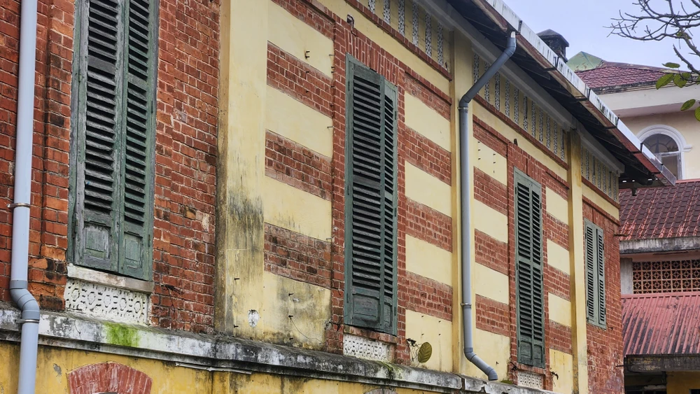 can-canh-can-biet-thu-co-ma-than-den-noi-di-doi-duoc-lanh-dao-tp-hue-lo-mat-an-toan (10).jpg