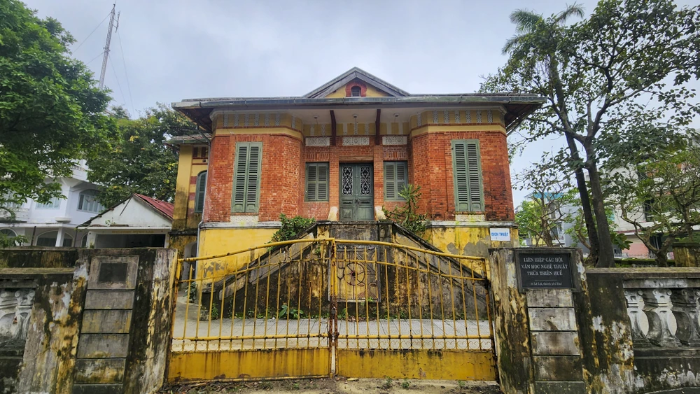 can-canh-can-biet-thu-co-ma-than-den-noi-di-doi-duoc-lanh-dao-tp-hue-lo-mat-an-toan (3).jpg