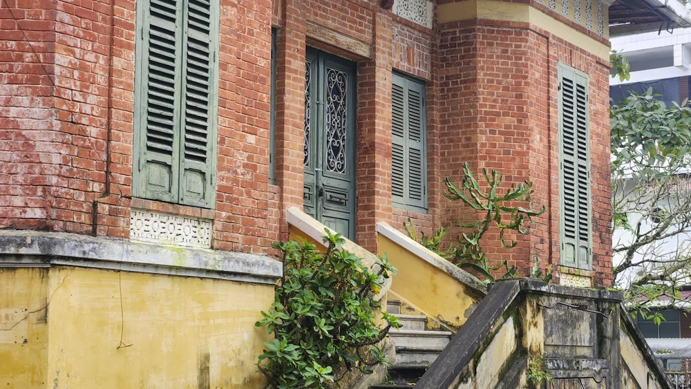 can-canh-can-biet-thu-co-ma-than-den-noi-di-doi-duoc-lanh-dao-tp-hue-lo-mat-an-toan (6).jpg