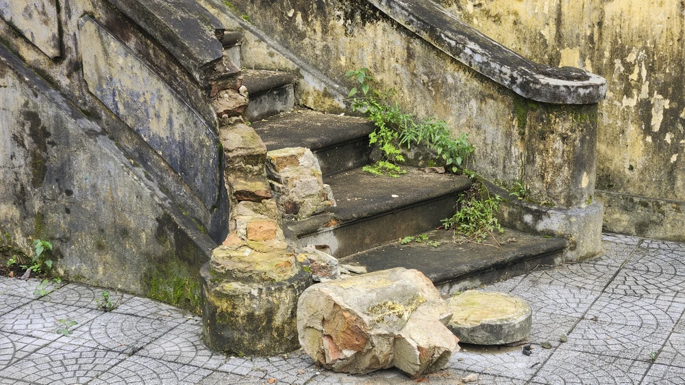 can-canh-can-biet-thu-co-ma-than-den-noi-di-doi-duoc-lanh-dao-tp-hue-lo-mat-an-toan (7).jpg