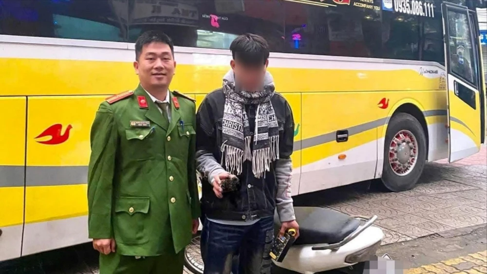 hang-trai-18-tuoi-nhin-doi-2-ngay-chay-xe-may-vao-nam-tim-ban-gai-online.jpg