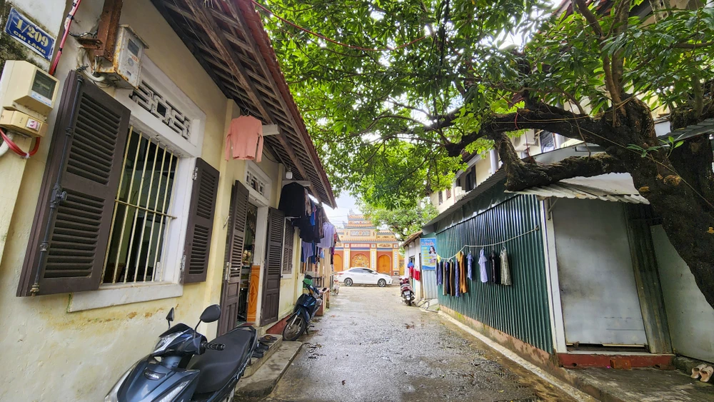 ben-trong-phu-de-cua-vi-hoang-tu-nhieu-con-hon-ca-vua-minh-mang (3).jpg