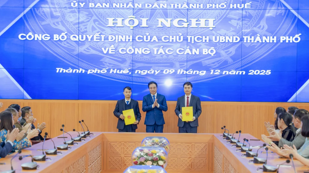 bo-nhiem-chanh-thanh-tra-va-chanh-van-phong-ubnd-tp-hue.jpg