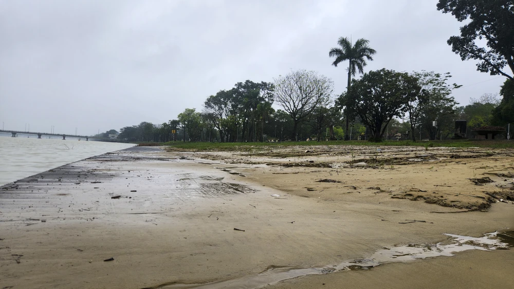 san-khau-lat-go-lim-29-ti-dong-tren-song-huong-bien-thanh-ho-bun-sau-lu (21).jpg