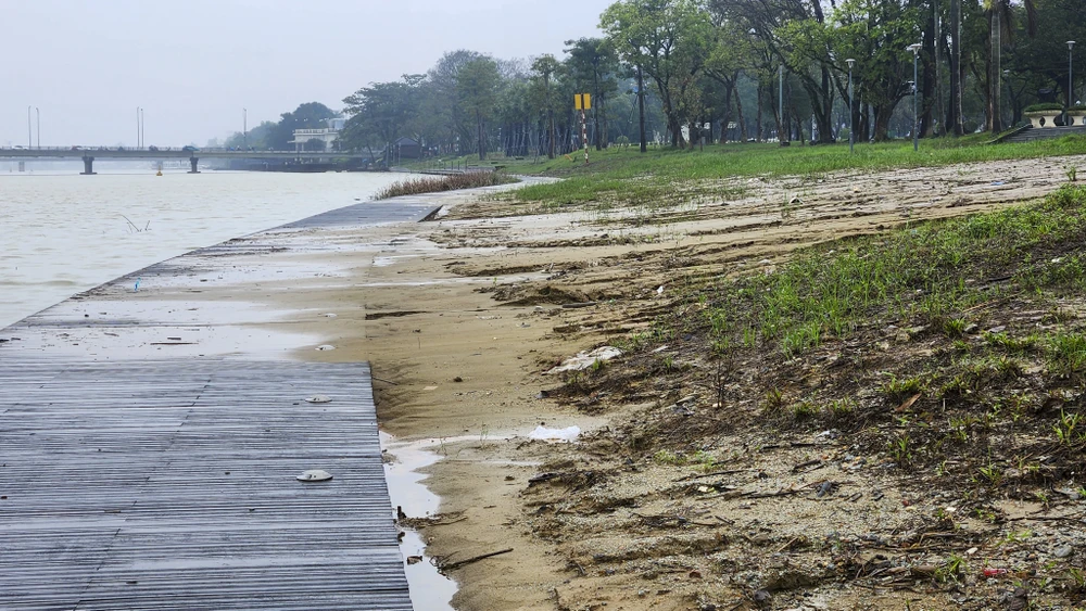 san-khau-lat-go-lim-29-ti-dong-tren-song-huong-bien-thanh-ho-bun-sau-lu (24).jpg