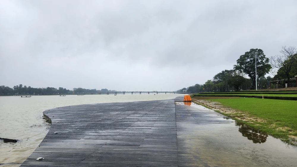 san-khau-lat-go-lim-29-ti-dong-tren-song-huong-bien-thanh-ho-bun-sau-lu (27).jpg