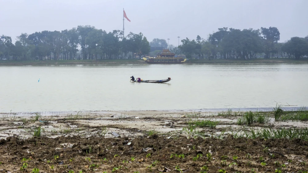 san-khau-lat-go-lim-29-ti-dong-tren-song-huong-bien-thanh-ho-bun-sau-lu (4).jpg