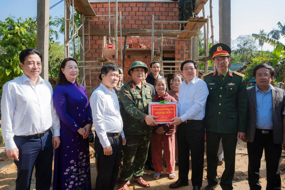 pho-thu-tuong-ho-quoc-dung-kiem-tra-xay-dung-nha-trong-chien-dich-quang-trung-o-hue (9).jpg