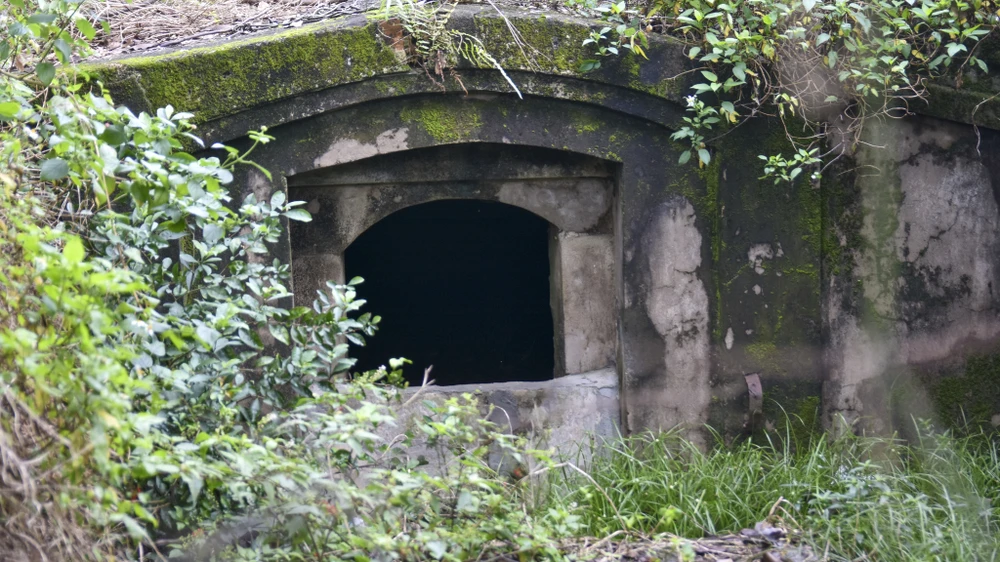 bi-mat-ve-toa-thanh-co-treo-chiec-den-long-khong-lo-lam-mat-than-giu-bien (11).jpg