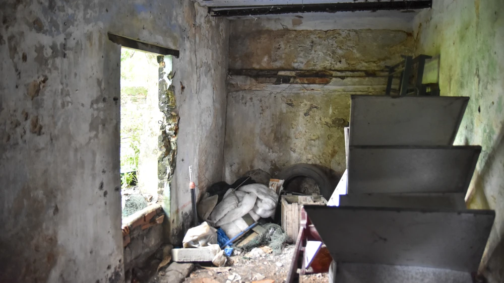 bi-mat-ve-toa-thanh-co-treo-chiec-den-long-khong-lo-lam-mat-than-giu-bien (13).jpg