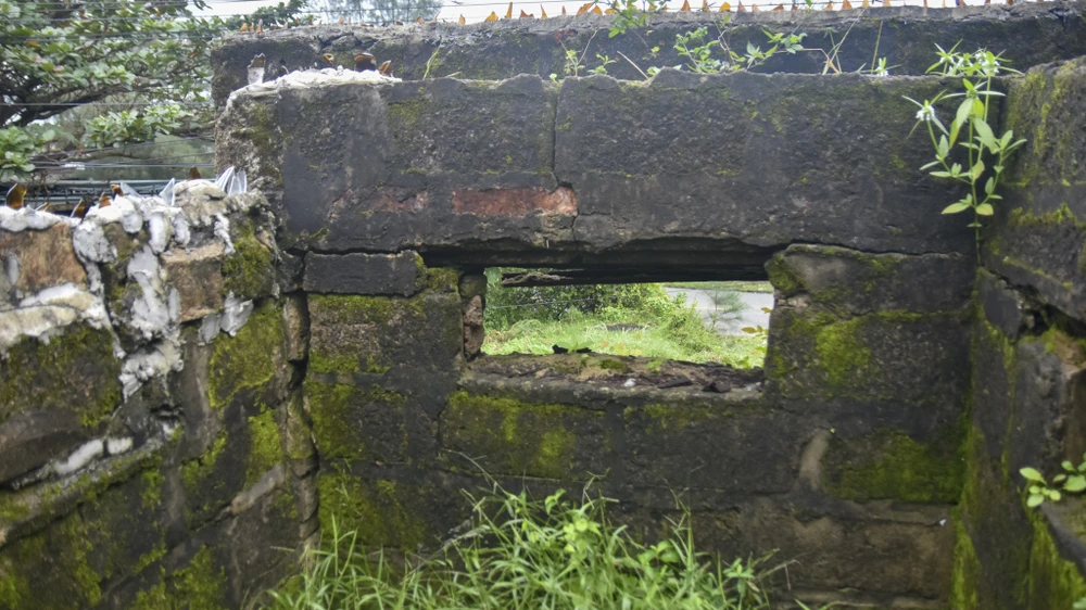 bi-mat-ve-toa-thanh-co-treo-chiec-den-long-khong-lo-lam-mat-than-giu-bien (17).jpg