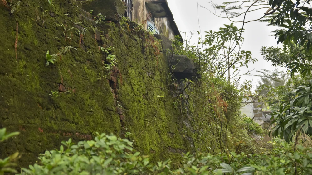 bi-mat-ve-toa-thanh-co-treo-chiec-den-long-khong-lo-lam-mat-than-giu-bien (19).jpg