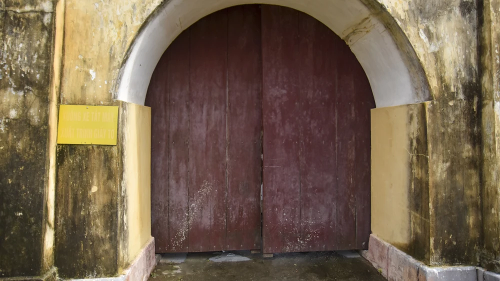 bi-mat-ve-toa-thanh-co-treo-chiec-den-long-khong-lo-lam-mat-than-giu-bien (3).jpg