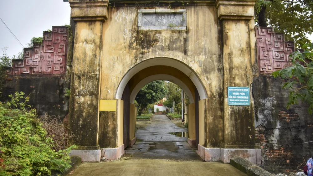 bi-mat-ve-toa-thanh-co-treo-chiec-den-long-khong-lo-lam-mat-than-giu-bien (4).jpg