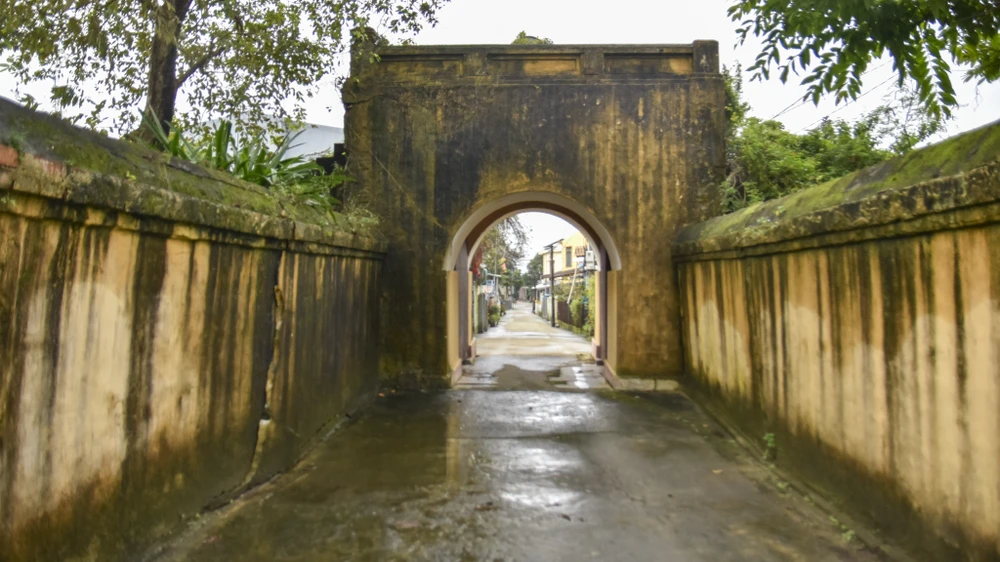 bi-mat-ve-toa-thanh-co-treo-chiec-den-long-khong-lo-lam-mat-than-giu-bien (5).jpg