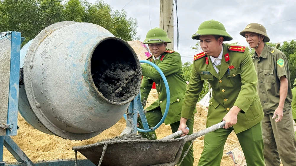 cuoc-chay-nuoc-rut-dung-nha-don-tet-cho-ba-con-vung-lu (10).jpg