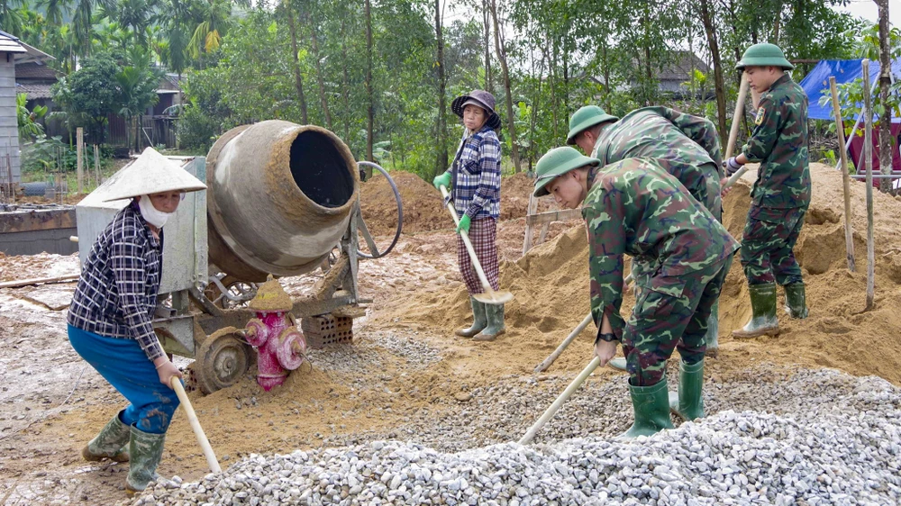 cuoc-chay-nuoc-rut-dung-nha-don-tet-cho-ba-con-vung-lu (2).jpg