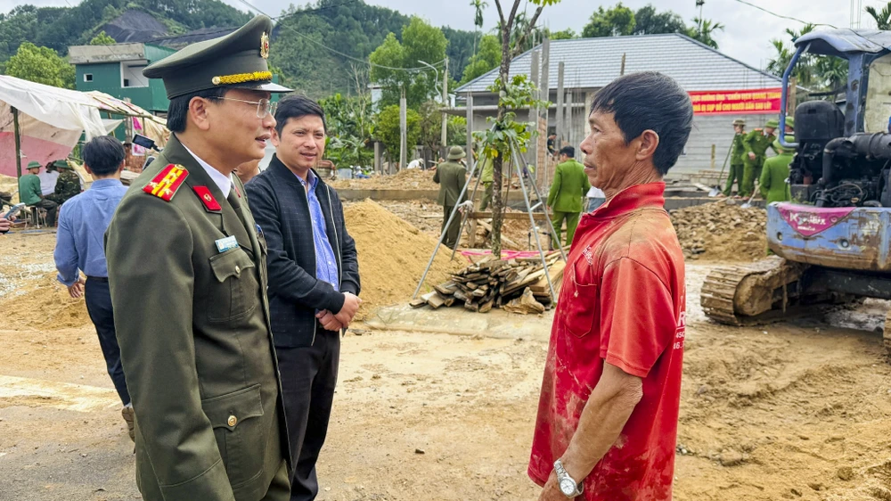 cuoc-chay-nuoc-rut-dung-nha-don-tet-cho-ba-con-vung-lu (8).jpg