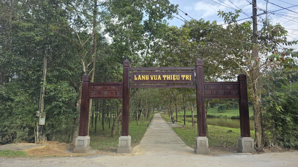 trung-tam-bao-ton-di-tich-co-do-giai-trinh-viec-xuat-hien-cong-trinh-la-tai-di-tich-lang-vua-thieu-tri- (1).jpg