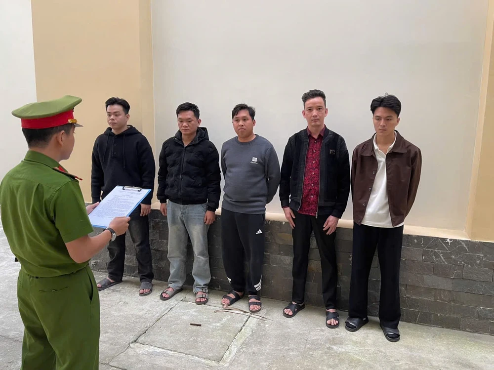 bat-5-nguoi-cho-vay-lai-nang-nup-bong-doanh- nghiep.jpg