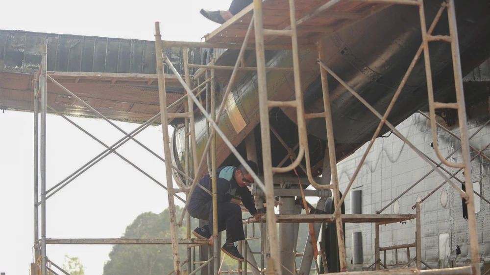 can-canh-lap-rap-ngua-tho-c-119-khi-vua-ve-san-bay-ta-con (12).jpg