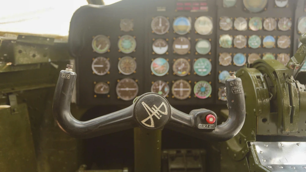 can-canh-lap-rap-ngua-tho-c-119-khi-vua-ve-san-bay-ta-con (14).jpg