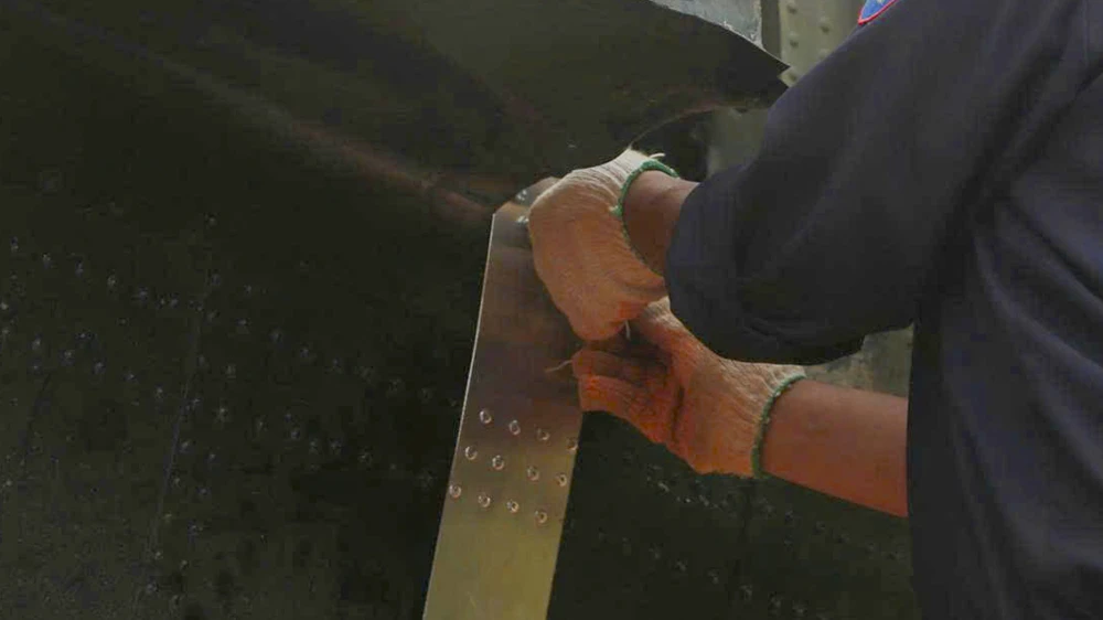 can-canh-lap-rap-ngua-tho-c-119-khi-vua-ve-san-bay-ta-con (15).jpg