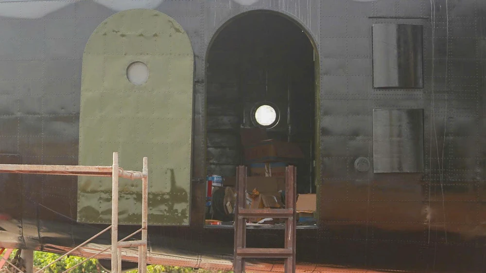 can-canh-lap-rap-ngua-tho-c-119-khi-vua-ve-san-bay-ta-con (16).jpg