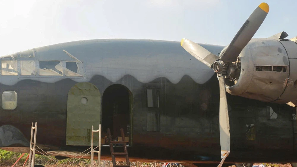 can-canh-lap-rap-ngua-tho-c-119-khi-vua-ve-san-bay-ta-con (18).jpg