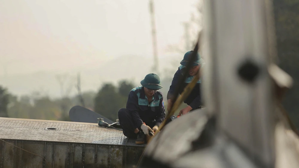 can-canh-lap-rap-ngua-tho-c-119-khi-vua-ve-san-bay-ta-con (6).jpg