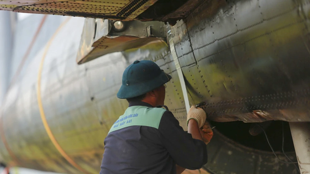 can-canh-lap-rap-ngua-tho-c-119-khi-vua-ve-san-bay-ta-con (7).jpg