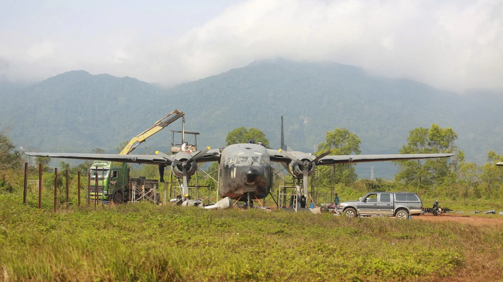 can-canh-lap-rap-ngua-tho-c-119-khi-vua-ve-san-bay-ta-con (9).jpg