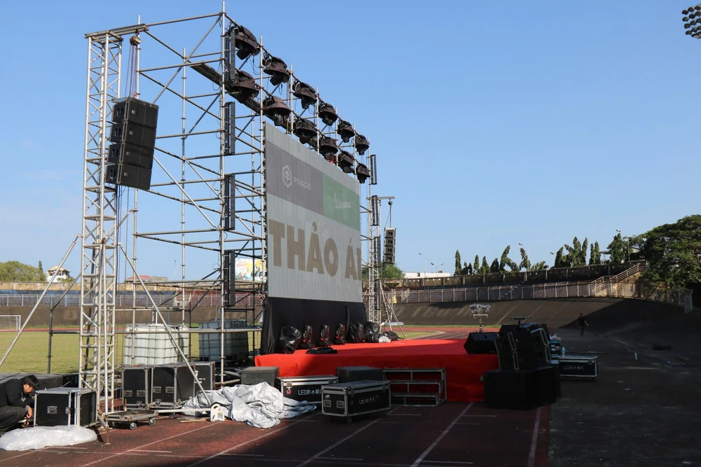 can-canh-chao-lua-tu-do-lap-man-hinh-300-inch- cho-tran-dau-u23-viet-nam-trung-quoc3.jpg