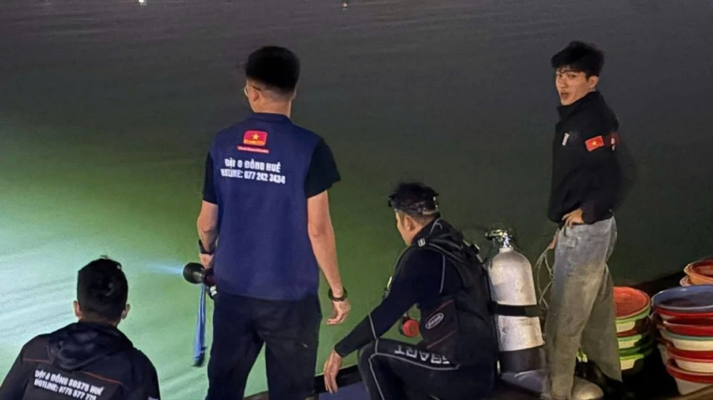 su-that-vu-nguoi-dan-danh-roi-2-cay-vang-xuong-song-huong (3).jpg