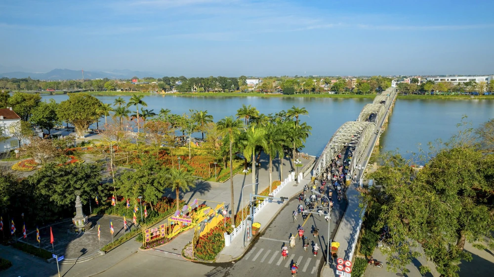 ngam-dien-mao-ruc-ro-cua-co-do-hue-trong-sac-hoa-xuan-binh-ngo (10).jpg