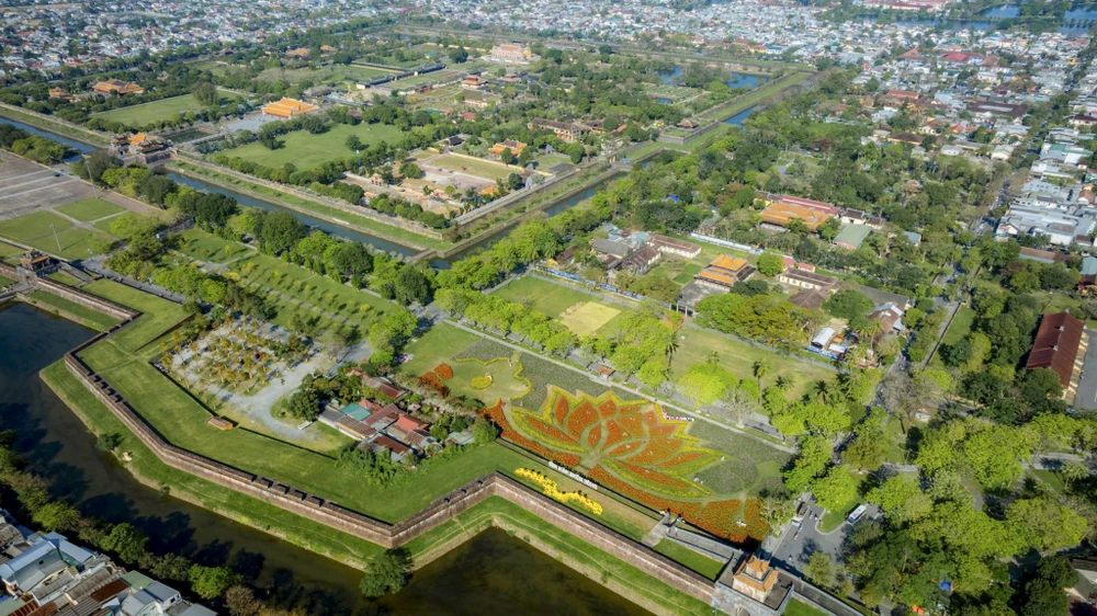 ngam-dien-mao-ruc-ro-cua-co-do-hue-trong-sac-hoa-xuan-binh-ngo (14).jpg