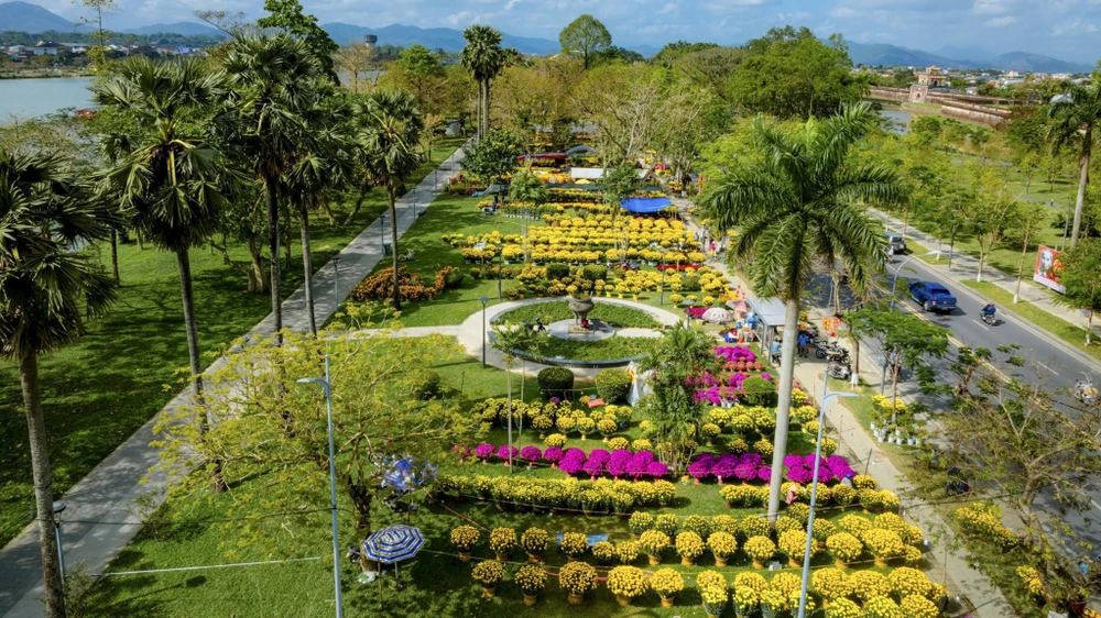 ngam-dien-mao-ruc-ro-cua-co-do-hue-trong-sac-hoa-xuan-binh-ngo (21).jpg