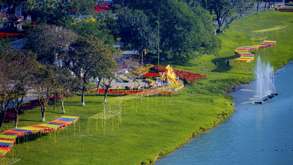 ngam-dien-mao-ruc-ro-cua-co-do-hue-trong-sac-hoa-xuan-binh-ngo (3).jpg