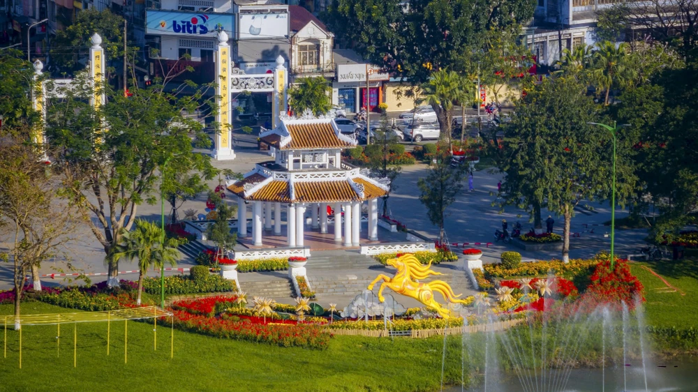 ngam-dien-mao-ruc-ro-cua-co-do-hue-trong-sac-hoa-xuan-binh-ngo (4).jpg