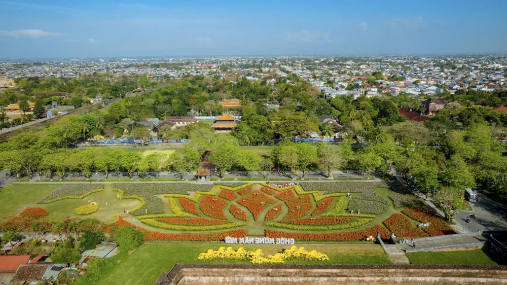 ngam-dien-mao-ruc-ro-cua-co-do-hue-trong-sac-hoa-xuan-binh-ngo (7).jpg