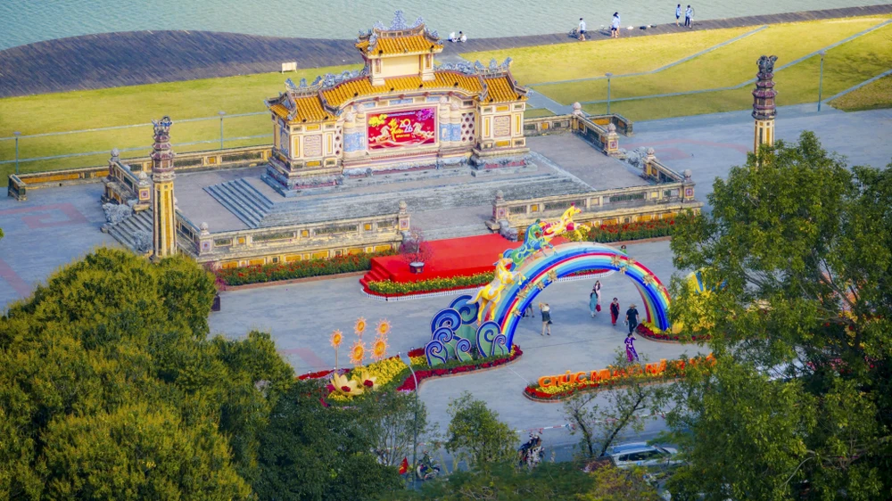 ngam-dien-mao-ruc-ro-cua-co-do-hue-trong-sac-hoa-xuan-binh-ngo (8).jpg