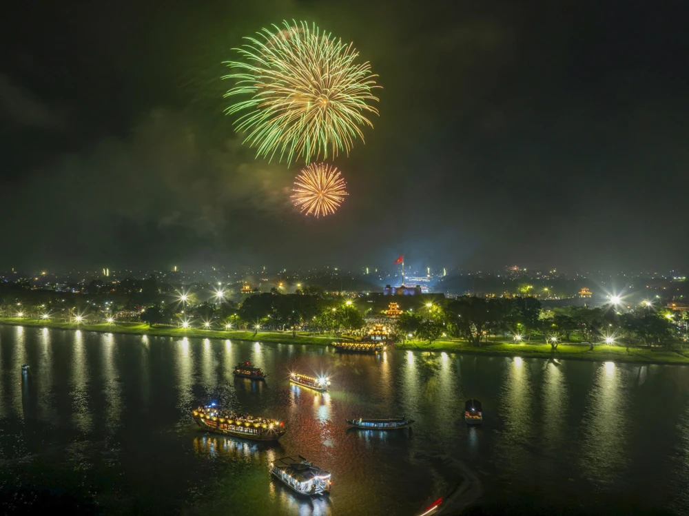 man-nhan-man-phao-hoa-tren-bau-troi-xu-hue-dem-giao-thua (1).jpg