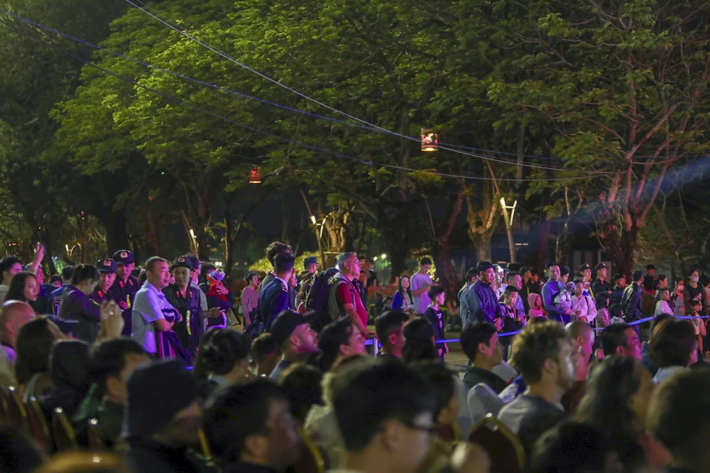 man-nhan-man-phao-hoa-tren-bau-troi-xu-hue-dem-giao-thua (10).jpg